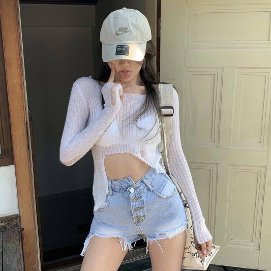 浅色磨破毛边高腰牛仔短裤