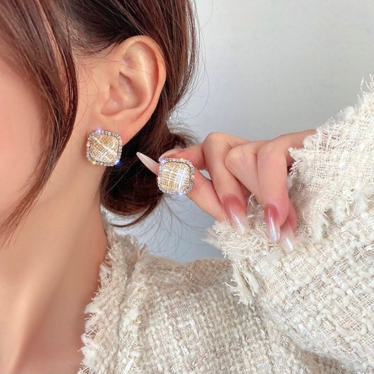 白色复古绒布格纹方形耳钉