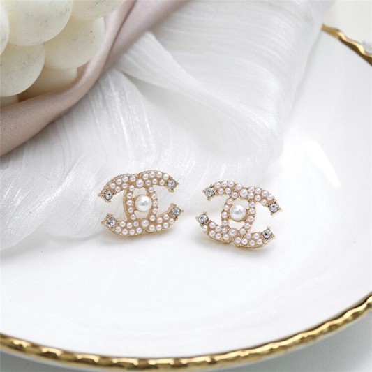 小香风珍珠镶钻耳钉